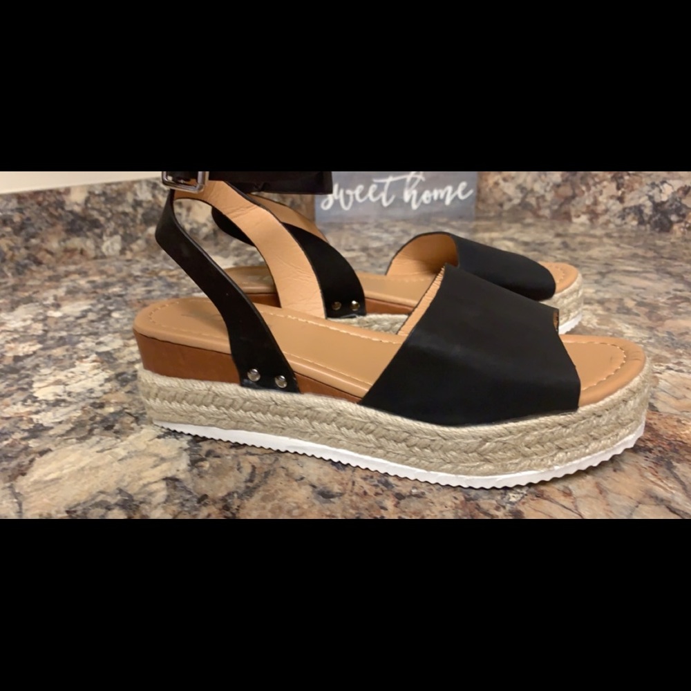 Tillys espadrilles shoe